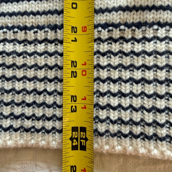 J CREW Blue and Cream Men's Sweater - Picture 7 of 11